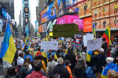 Katılımcılar Times Square, New York 'ta Ukrayna' ya destek vermek için Ukrayna bayrakları taşıyorlar