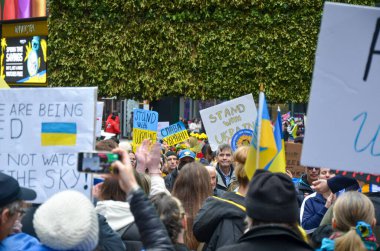 Katılımcılar Times Meydanı, New York City 'de Ukrayna' ya destek vermek için Ukrayna tabelaları taşıyorlar