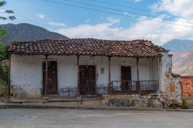 Çatı döşemesi yıpranmış eski bir taş bina. Manzaralar, Santander-Kolombiya bölgesindeki Chicamocha kanyonundan.