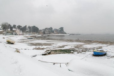 Brittany, Ile aux Moines, limanda bir yelkenli teknesiyle, kışın, karın altında