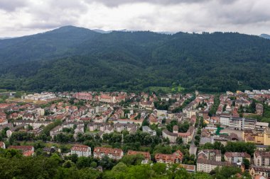 Yeşil dağlarla çevrili Freiburg şehrinin kuş bakışı görüntüsü. Almanya, Avrupa