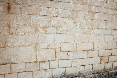 Bej rengi eski, yıpranmış bir duvar.