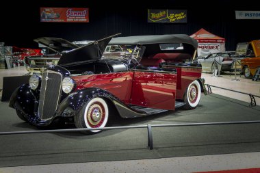 Winnipeg Manitoba Kanada 'daki World of Wheel Car fuarında eski bir araba.