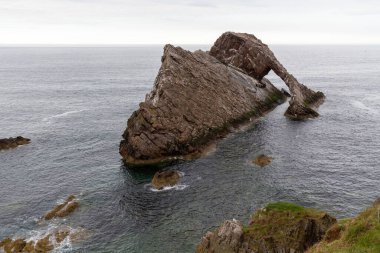 İskoçya 'daki Bow Fiddle Rock' ın güzel bir görüntüsü.
