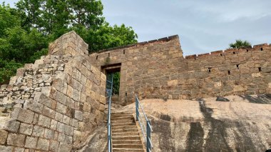 Gündüz vakti eski bir bina merdivenleri.