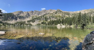 Orman dağlarıyla çevrili güzel bir manzara.