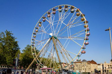 İsviçre, Zürih 'te açık mavi bir gökyüzüne karşı dönme dolap.