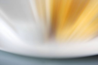 Bulanık hız çizgileri efektli soyut illüstrasyon.