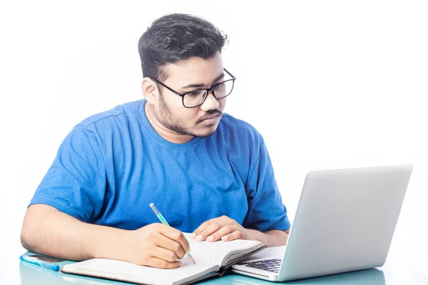 Estudante Escrevendo Caderno Diário Enquanto Olha Para Tela Laptop — Fotografia de Stock