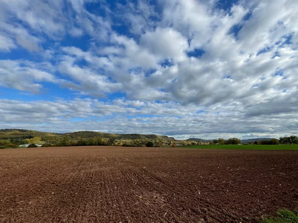 Una Vista Panorámica Campo Agrícola Arado Bajo Cielo Nublado —  Fotos de Stock