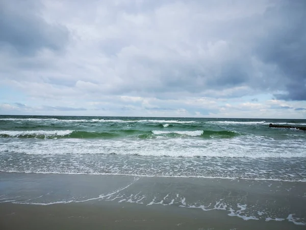 Крупним Планом Хвилясте Море Піщаним Узбережжям — стокове фото