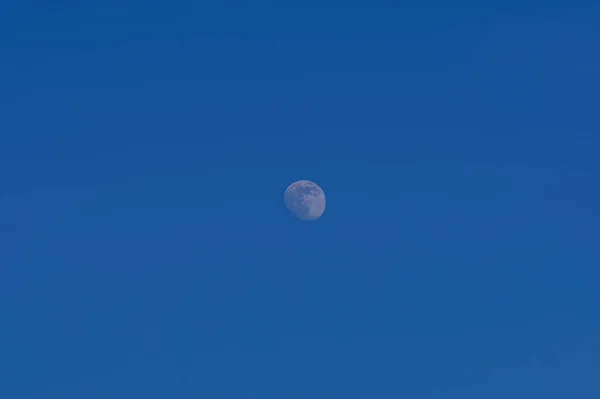 光天化日之下无云的天空中的满月 — 图库照片