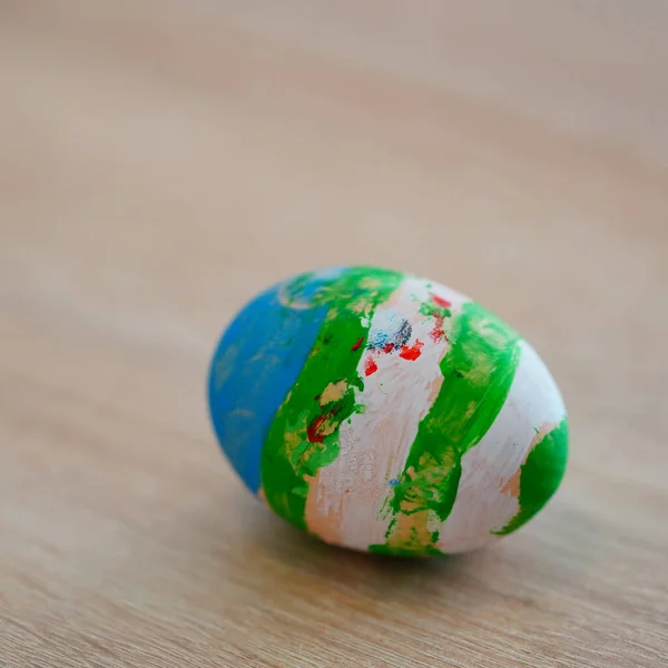 一张彩色彩绘的复活节彩蛋在木制桌子上的特写照片 — 图库照片