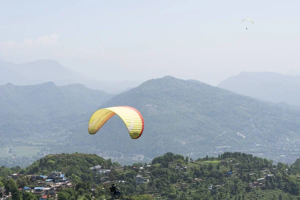 Una Vista Aérea Parapentes Volando Desde Sarangkot Pokhara Nepal Con —  Fotos de Stock