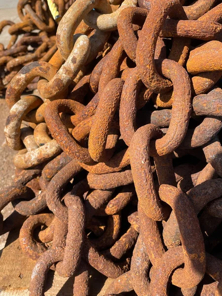 Closeup Large Rusty Metal Chains Quayside — Stock Photo, Image