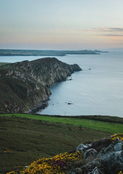 Colpo Verticale Della Costa Del Pembrokeshire Galles Tramonto — Foto Stock