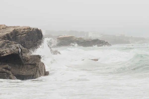 Hullámok Szikláknak Ütköznek Egy Esős Napon Punta Corveira Lugo Galícia — Stock Fotó