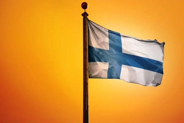 Цифровая Иллюстрация Флага Финляндии Машущего Ярко Желтым Небом — стоковое фото