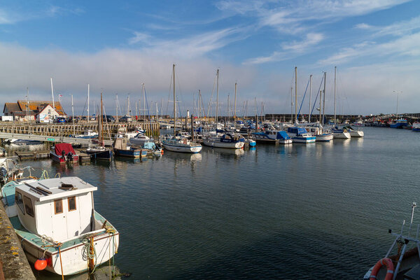 Вид на гавань Анструтер и Марину. Шотландия, Великобритания.
