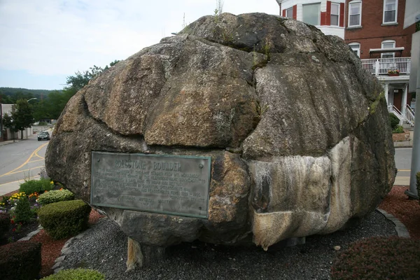 Rollstone Boulder Nachází Dopravním Ostrově Centru Města Fitchburg Massachusetts — Stock fotografie