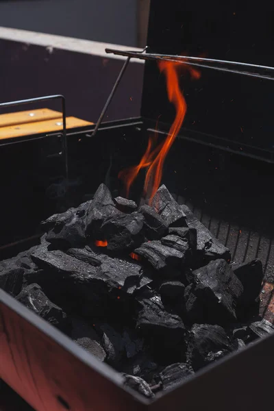 Colpo Verticale Mucchio Carbone Con Fuoco Barbecue Uno Sfondo Scuro — Foto Stock
