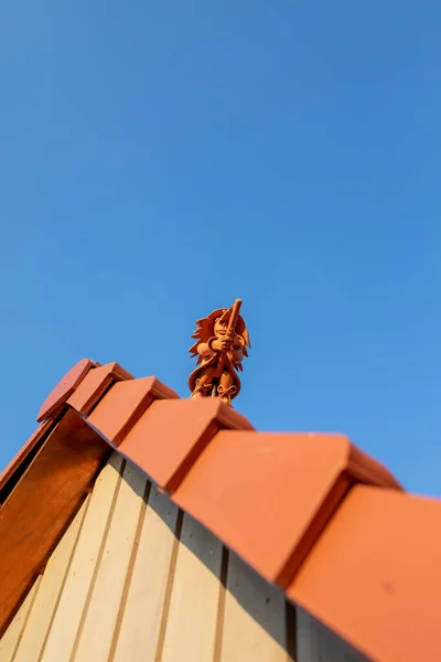 Вертикальный Снимок Маленькой Фигурки Ведьмы Стоящей Крыше — стоковое фото