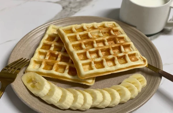 Großaufnahme Eines Tellers Mit Leckeren Süßen Waffeln Mit Ahornsirup Topping — Stockfoto