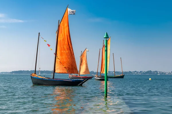 Ile Aux Moines Adasındaki Eski Tekne Kırmızı Yelkenli Morbihan Körfezinde — Stok fotoğraf