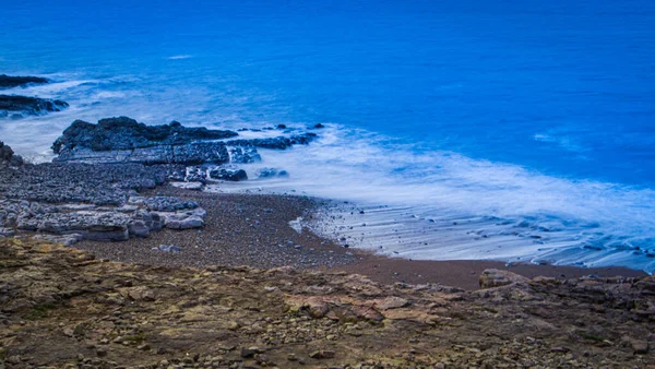 岩場の海岸線を持つ海 — ストック写真