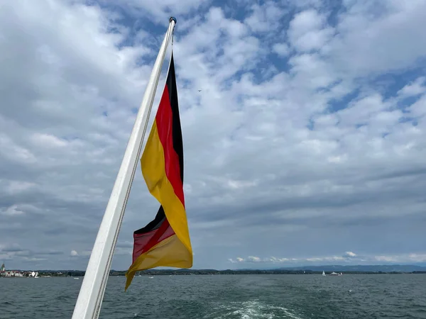 Eine Nahaufnahme Der Flagge Deutschlands Auf Einer Säule Über Dem — Stockfoto