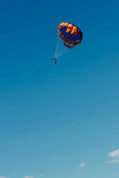 Eine Vertikale Aufnahme Von Touristen Beim Parasailing Der Algarve Portugal — Stockfoto
