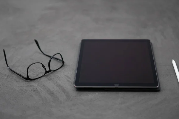 Een Close Van Een Zwarte Dunne Tablet Met Bril Een — Stockfoto