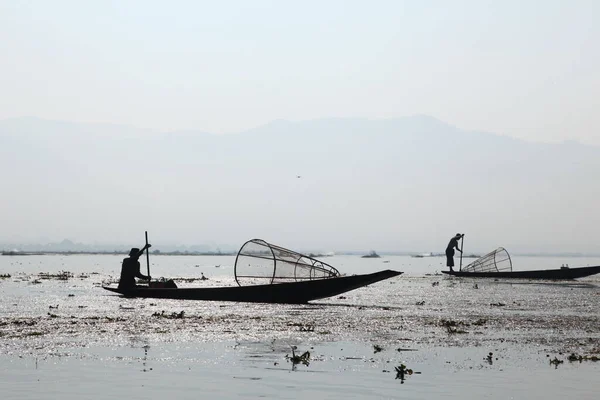 Zwei Birmanische Fischer Ihren Booten Mit Netzen Bei Sonnenuntergang — Stockfoto