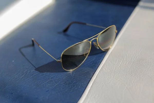 Closeup Shot Sunglasses Blue White Surface — Stock Photo, Image