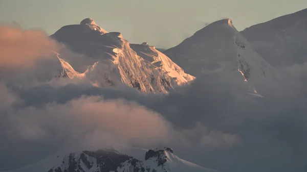 Ein Malerischer Blick Auf Einen Mit Schnee Und Wolken Bedeckten — Stockfoto