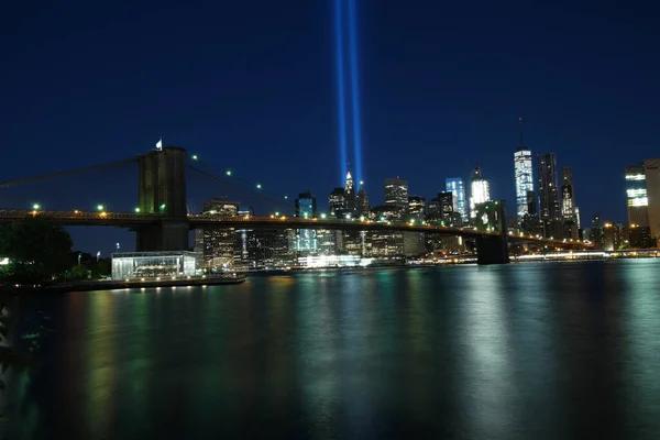 Uma Paisagem Noturna Ponte Brooklyn Horizonte Nova York Com Duas — Fotografia de Stock