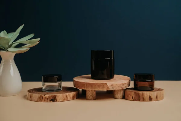 Eine Nahaufnahme Des Containers Eines Hautpflegeprodukts Auf Einem Gefällten Baumstamm — Stockfoto