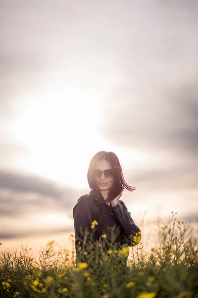 Vacker Ung Vit Kvinna Som Står Ett Fält Med Blommande — Stockfoto