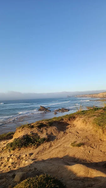 Una Toma Vertical Pequeña Playa Contra Océano — Foto de Stock