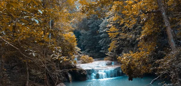Ein Panoramablick Auf Den Von Bäumen Umgebenen Wasserfall — Stockfoto