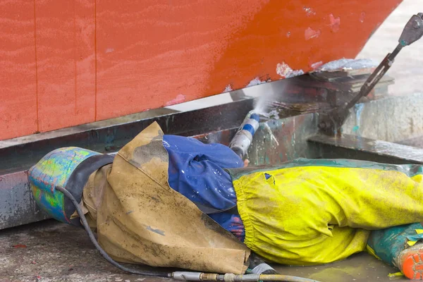 Operaio Sabbiatura Dello Scafo Corroso Una Nave Vela Con Sistema — Foto Stock