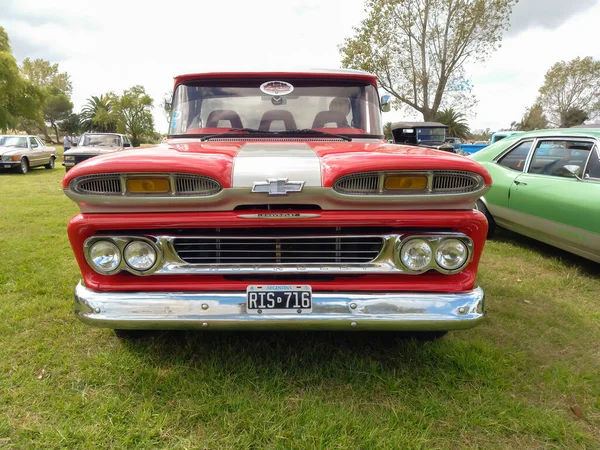 Stary Czerwony Chevrolet Chevy C10 Apache Pickup 1960 1961 Przodu — Zdjęcie stockowe