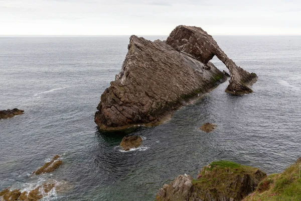 İskoçya 'daki Bow Fiddle Rock' ın güzel bir görüntüsü.