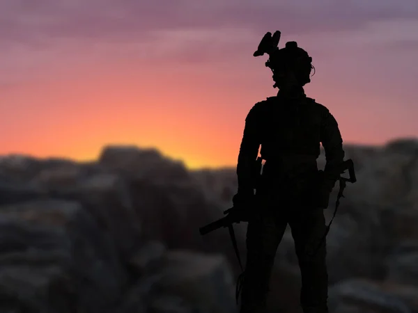 Die Silhouette Eines Soldaten Mit Waffen Bei Sonnenuntergang — Stockfoto