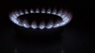 Gece vakti gaz ocağı alevleri