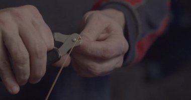 Gitar tellerini 4k yavaş çekimde kaldırmak