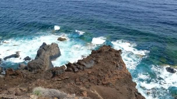 Vysoký Pohled Hrubé Sopečné Pobřeží Oceán Velkými Vlnami Narážejícími Skály — Stock video