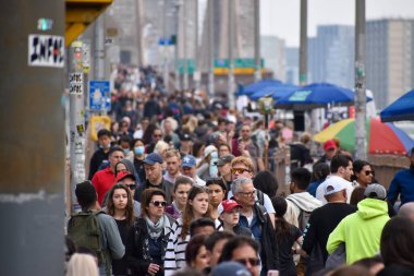 New York 'a büyük bir turist topluluğu geliyor.