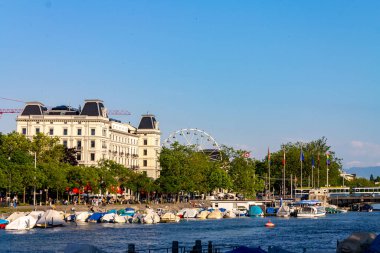 Zürih Limmat nehrinde güzel binaların ve yelkenli teknelerinin manzarası.