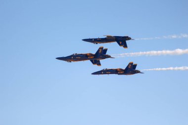 San Diego, ABD 'deki Miramar Hava Gösterisi açık mavi gökyüzünün altında